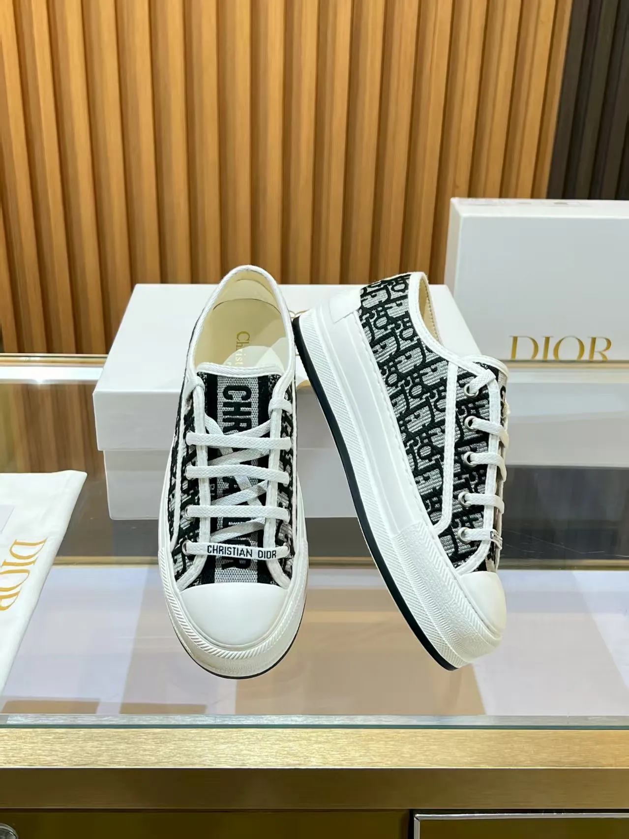 👟👟Ex-factory price 520👟👟 Walk‘n’Dior embroidered mid-top casual shoes are new in 2025. On the fashion stage, Dior embroidered shoes are the well-deserved protagonist. Delicate stitching is used on the upper, every stitch is devoted to the craftsman's efforts, and every thread is woven with artistic poetry. From complex floral patterns to smart geometric textures, embroidery is like the magic that gives shoes life, allowing them to show dynamic beauty even in static conditions.   Wearing Dior embroidered shoes feels like stepping into a dream world full of art. It is not only a pair of shoes, but also a walking piece of art that perfectly integrates fashion and culture. Whether you are strolling on the bustling city streets or attending important social occasions, Dior embroidered shoes can add unique charm to your style and become the focus of everyone's attention.   Choosing Dior embroidered shoes means choosing a persistent pursuit of quality and a unique understanding of fashion. Let it accompany you through every wonderful moment and leave your own fashion mark.  Material: Sheepskin lining, feet, silk cowhide, size 35-41, heel height 5cm